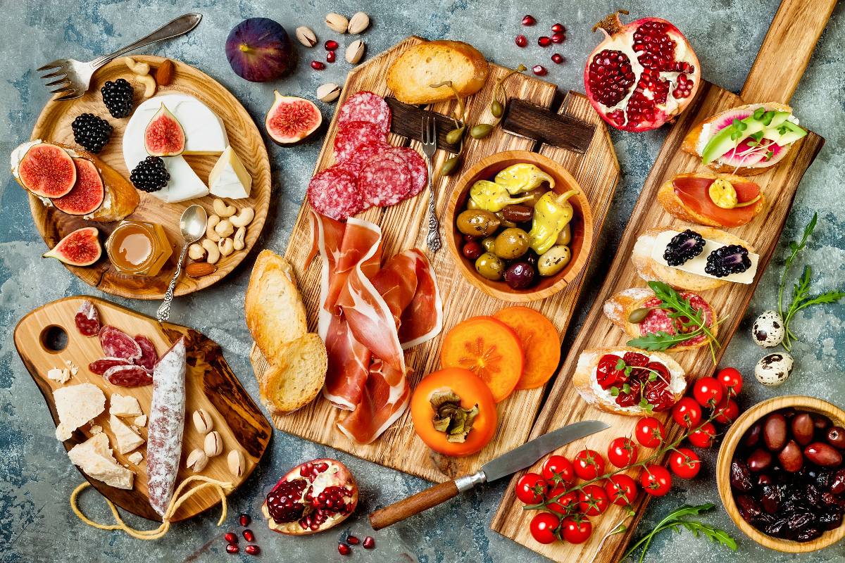 https://hardwood-lumber.com/product_images/uploaded_images/charcuterie-board-variety.jpg