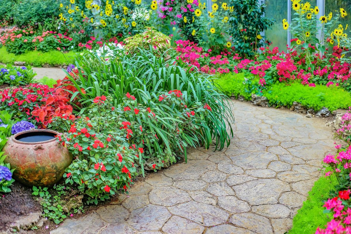 23 River Rock Landscaping Ideas for Your Garden & Yard