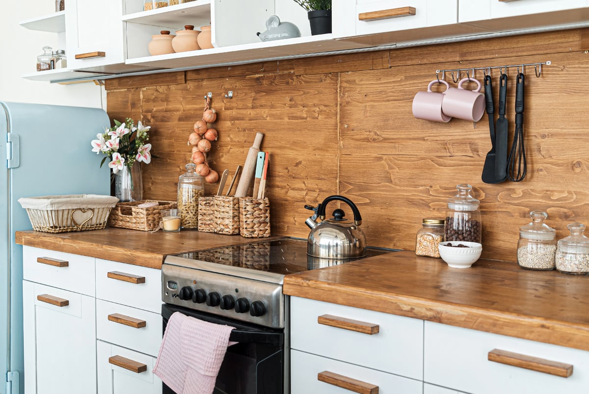 Uma nova remodelação da cozinha com balcões de carvalho e backsplash.